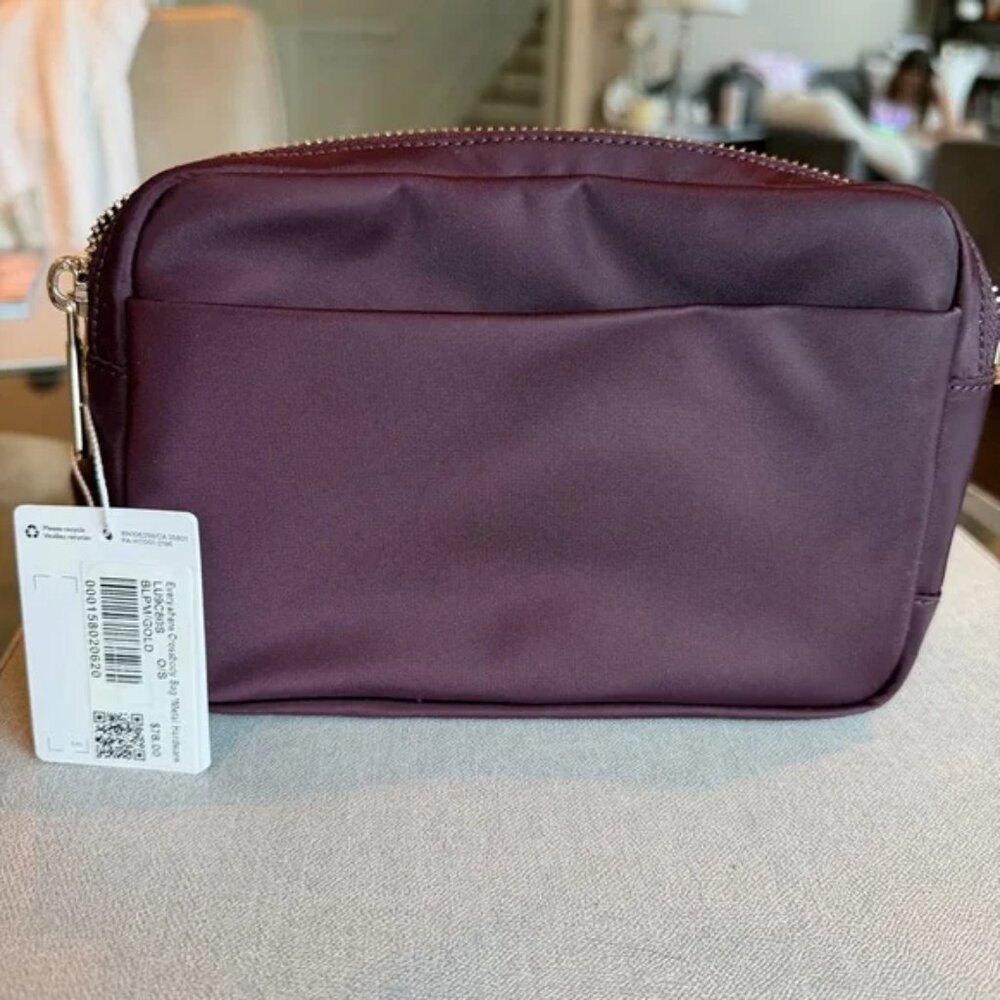 NEW Lululemon Everywhere Crossbody Bag 2L- Black Plum and Gold - Picture 4 of 9